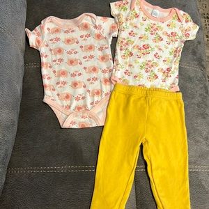 Baby Kiss onesies with flower designs pink and white and yellow leggings. 6-9mo